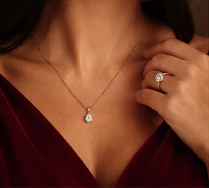 Mujer con collar y anillo de diamantes sobre terciopelo vino